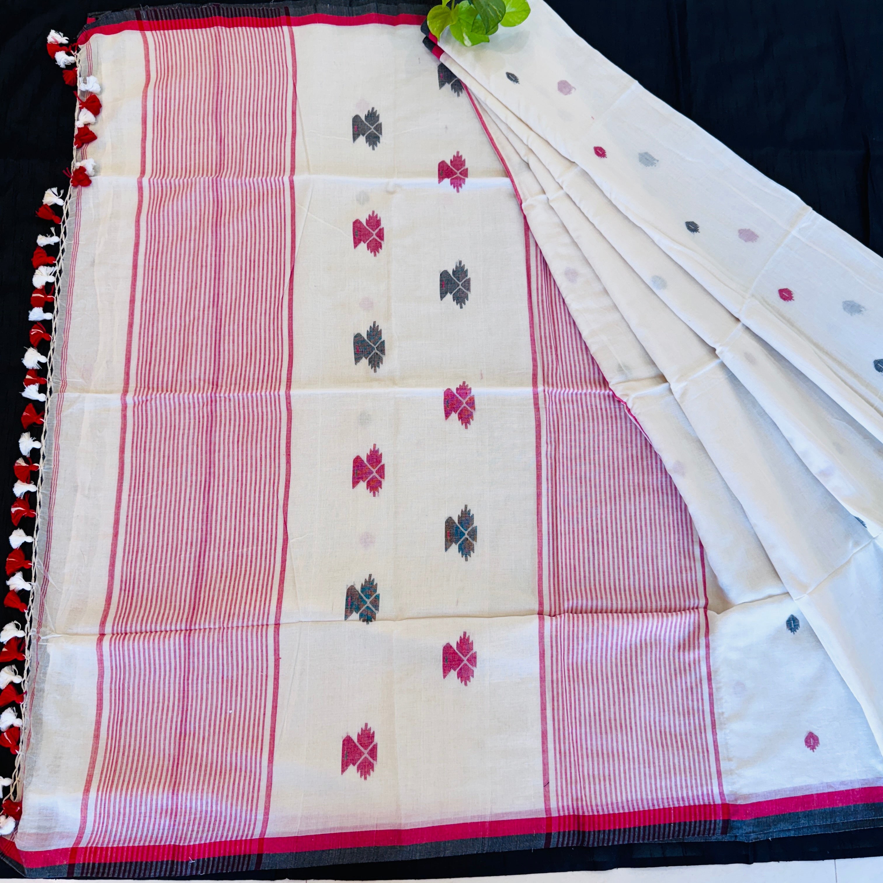 Handloom Mul Cotton woven Jamdani - White