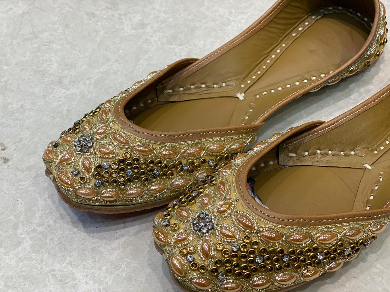 Pure leather hand-made hand-embroidered jutti