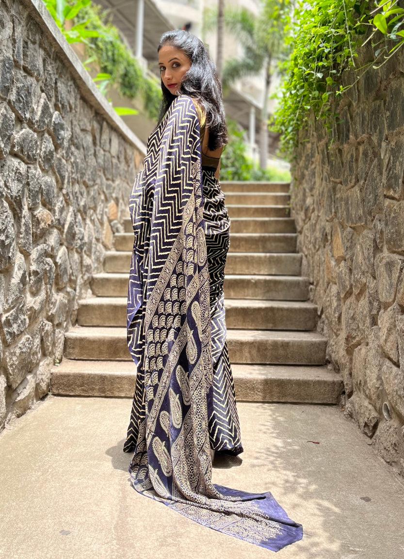 Kajol's Latest Striped Black White Saree Is A Must Include In Your  Traditional Wardrobe - HungryBoo | Black and white saree, Stylish sarees,  Saree designs